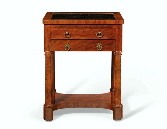A CLASSICAL MARBLE-INSET MAHOGANY WORK TABLE - Foto 2