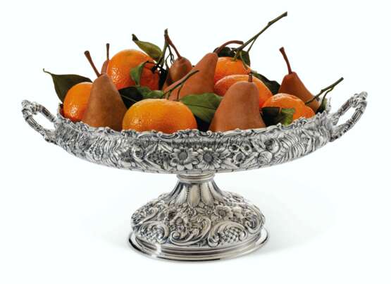 Tiffany & Co.. AN AMERICAN SILVER TWO-HANDLED CENTERPIECE BOWL - photo 1