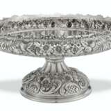 Tiffany & Co.. AN AMERICAN SILVER TWO-HANDLED CENTERPIECE BOWL - фото 2