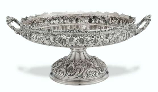 Tiffany & Co.. AN AMERICAN SILVER TWO-HANDLED CENTERPIECE BOWL - Foto 2