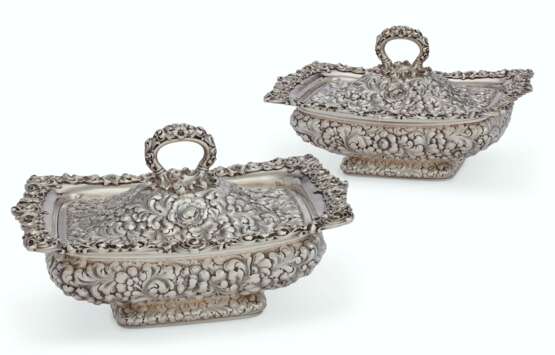 Dominick & Haff. A PAIR OF AMERICAN SILVER VEGETABLE TUREENS AND COVERS - фото 1