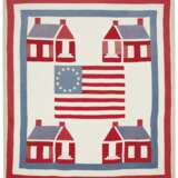 A PAIR OF APPLIQUE SCHOOLHOUSE QUILTS WITH FLAG CENTERS - Foto 3