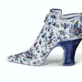 AN ENGLISH DELFT DATED AND INITIALED SHOE - фото 3