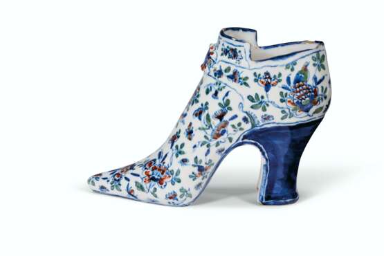 AN ENGLISH DELFT DATED AND INITIALED SHOE - Foto 3