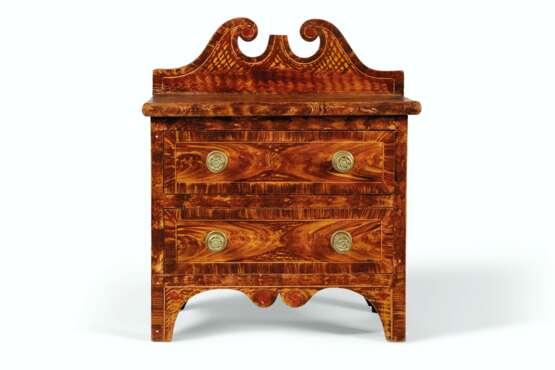 A MINIATURE GRAIN-PAINTED PINE CHEST-OF-DRAWERS - фото 1