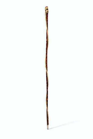 A CARVED AND PAINT-DECORATED CANE IN THE FORM OF A ZOUAVE SO... - Foto 1