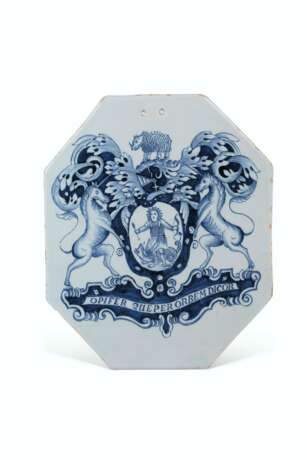 A LONDON DELFT BLUE AND WHITE OCTAGONAL PILL-TILE - фото 1