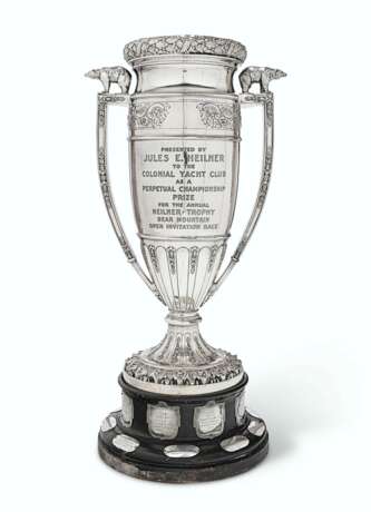 Reed & Barton. THE JULES E HEILNER TROPHY: A MONUMENTAL AMERICAN SILVER-PLA... - Foto 2