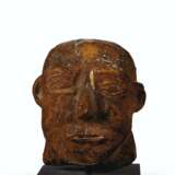 A GLAZED STONEWARE 'GROTESQUE' HEAD OF A MAN - Foto 2