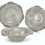 Tiffany & Co.. A SUITE OF THREE MATCHING AMERICAN SILVER BOWLS - Foto 1