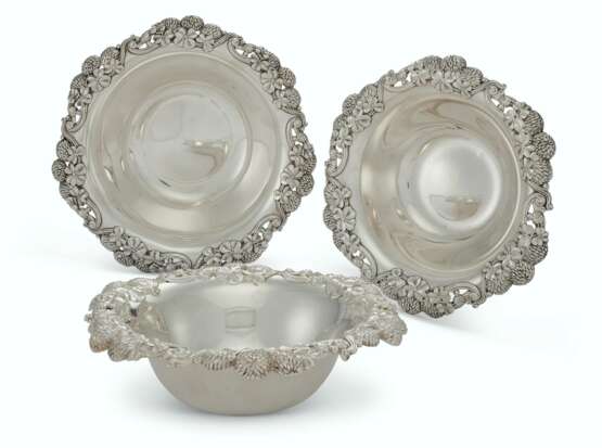 Tiffany & Co.. A SUITE OF THREE MATCHING AMERICAN SILVER BOWLS - фото 1