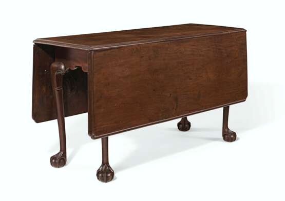 A CHIPPENDALE CARVED MAHOGANY DROP-LEAF TABLE - Foto 2