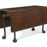 A CHIPPENDALE CARVED MAHOGANY DROP-LEAF TABLE - photo 2