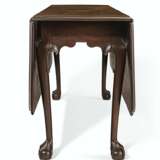A CHIPPENDALE CARVED MAHOGANY DROP-LEAF TABLE - Foto 3