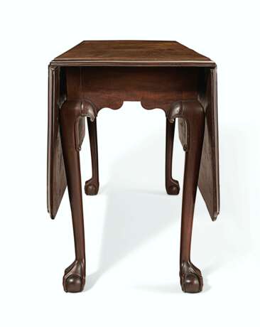 A CHIPPENDALE CARVED MAHOGANY DROP-LEAF TABLE - photo 3