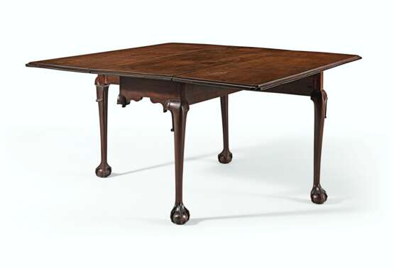 A CHIPPENDALE CARVED MAHOGANY DROP-LEAF TABLE - Foto 4