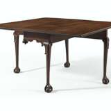 A CHIPPENDALE CARVED MAHOGANY DROP-LEAF TABLE - Foto 4