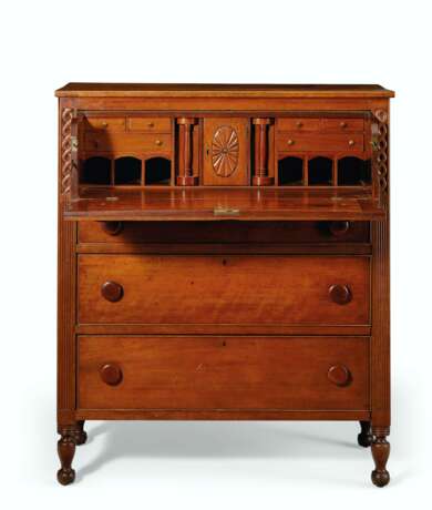 A FEDERAL CARVED CHERRYWOOD CHEST-OF-DRAWERS WITH DESK - Foto 1