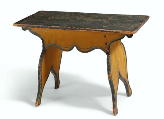 A CARVED AND YELLOW PAINTED PINE FOOTSTOOL - Foto 1