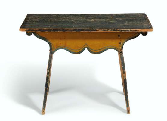 A CARVED AND YELLOW PAINTED PINE FOOTSTOOL - Foto 2