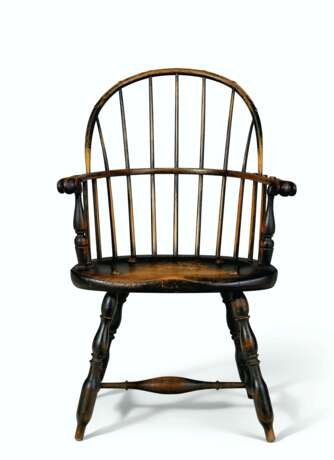 A TURNED AND PAINTED SACK-BACK WINDSOR ARMCHAIR - фото 1