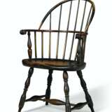 A TURNED AND PAINTED SACK-BACK WINDSOR ARMCHAIR - Foto 2