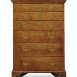 A CHIPPENDALE FIGURED MAPLE TALL CHEST-OF-DRAWERS - Foto 1