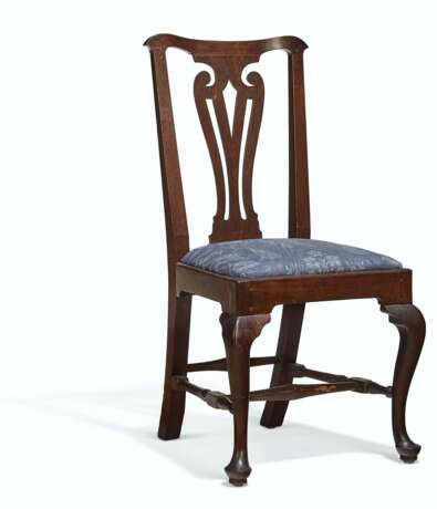 A CHIPPENDALE CARVED WALNUT SIDE CHAIR - photo 3