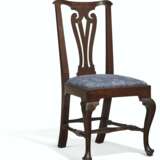 A CHIPPENDALE CARVED WALNUT SIDE CHAIR - Foto 3