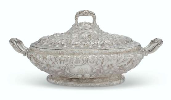 Gorham Manufacturing. AN AMERICAN SILVER TWO-HANDLED VEGETABLE TUREEN AND COVER - photo 1