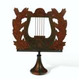 A CARVED AND STENCIL-PAINTED PINE LYRE-FORM MUSIC STAND - Foto 1