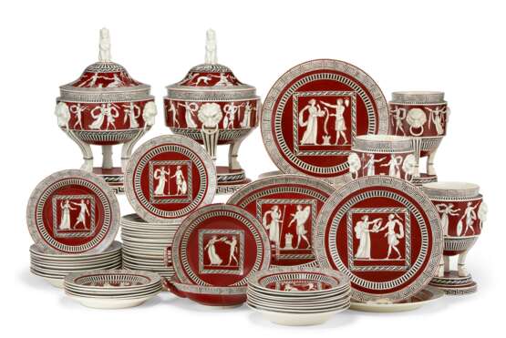 AN ITALIAN PEARLWARE IRON RED-GROUND PART DINNER SERVICE - photo 1