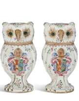 A PAIR OF SAMSON PORCELAIN JARS AND COVERS MODELED AS OWLS