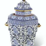 AN ENGLISH IRONSTONE BLUE AND WHITE HEXAGONAL POT-POURRI VASE, COVER AND INNER COVER - photo 1