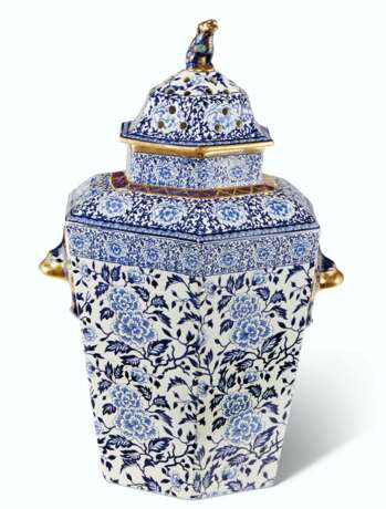 AN ENGLISH IRONSTONE BLUE AND WHITE HEXAGONAL POT-POURRI VASE, COVER AND INNER COVER - фото 1