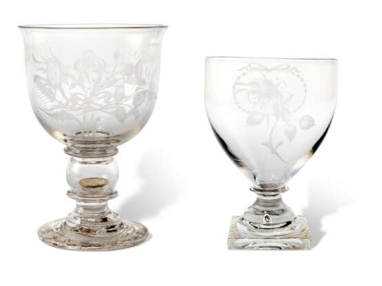TWO ENGLISH ENGRAVED AND MONOGRAMMED GLASS GOBLETS - Foto 1