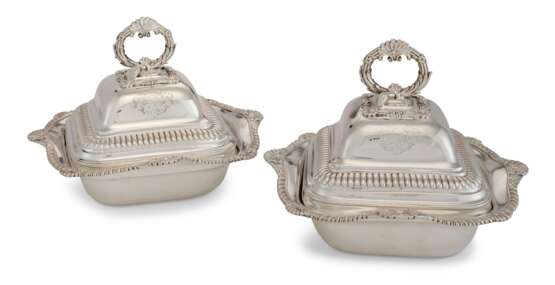 Robins, Thomas. A PAIR OF GEORGE III SILVER VEGETABLE DISHES AND COVERS - Foto 1