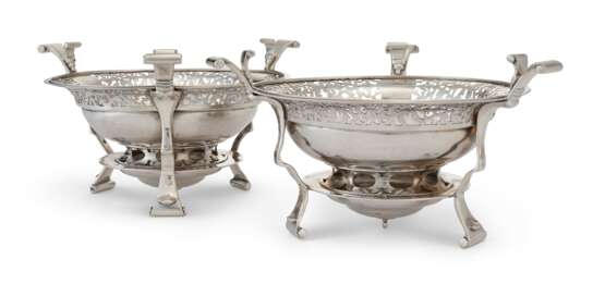 A PAIR OF LOUIS XV SILVER BRAZIERS - photo 1