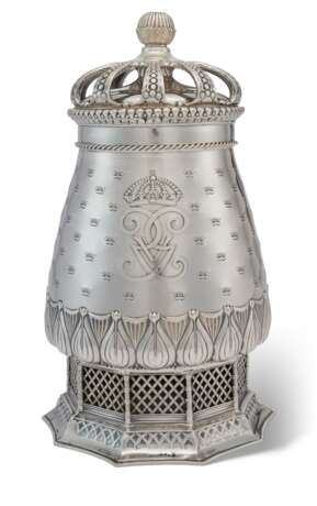 A SWEDISH SILVER VASE AND COVER - photo 1