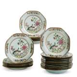 A CHINESE EXPORT FAMILLE ROSE 'DOUBLE PEACOCK' SET OF PLATES - Foto 1