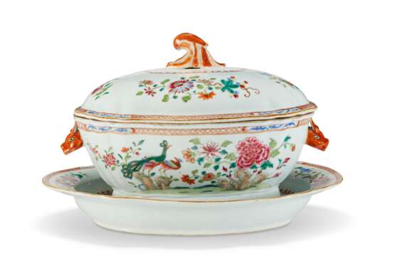 A CHINESE EXPORT SHAPED-OVAL 'DOUBLE PEACOCK' TUREEN, COVER AND STAND - фото 1