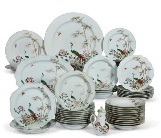 A CHINESE EXPORT FAMILLE ROSE PART DINNER SERVICE - Foto 1