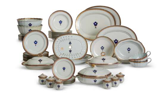 A CHINESE EXPORT PORCELAIN BLUE ENAMEL AND GILT PART DINNER SERVICE - фото 1