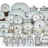 A CHINESE EXPORT BLUE ENAMEL AND GILT PART DINNER SERVICE - Foto 1
