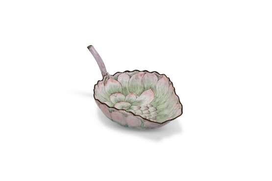 A CHINESE PAINTED ENAMEL LOTUS LEAF-FORM WATER DROPPER - фото 1