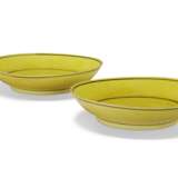 A PAIR OF CHINESE YELLOW AND BLACK ENAMEL INCISED 'DRAGON' DISHES - Foto 1