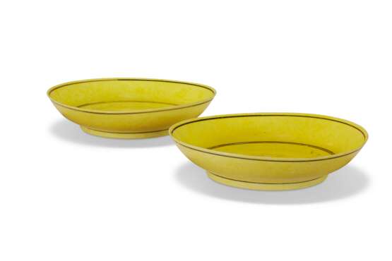 A PAIR OF CHINESE YELLOW AND BLACK ENAMEL INCISED 'DRAGON' DISHES - Foto 1
