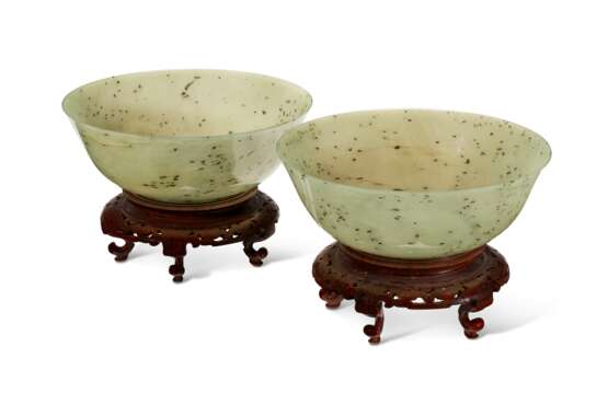 A PAIR OF CHINESE SPINACH GREEN JADE BOWLS - фото 1