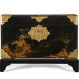 A JAPANESE BLACK AND GILT LACQUER CHEST ON STAND - фото 1