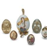 A GROUP OF EIGHT PORCELAIN AND GLASS EASTER EGGS - Foto 1